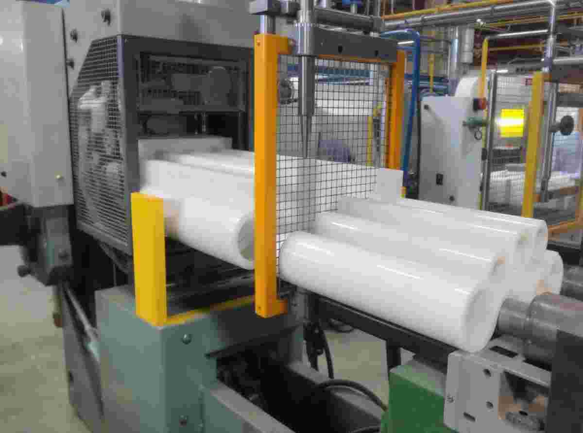 Industrieller Extrusionsprozess: Maschinen formen Kunststoffprofile, Rohre und Folien.